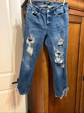 Judy Blue Distressed Ankle Cropped Jeans in Medium Blue Denim